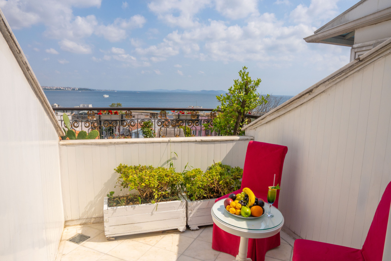 Elegance Single Room with City or Sea view