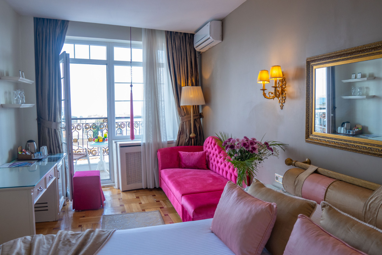 Elegance Single Room with City or Sea view