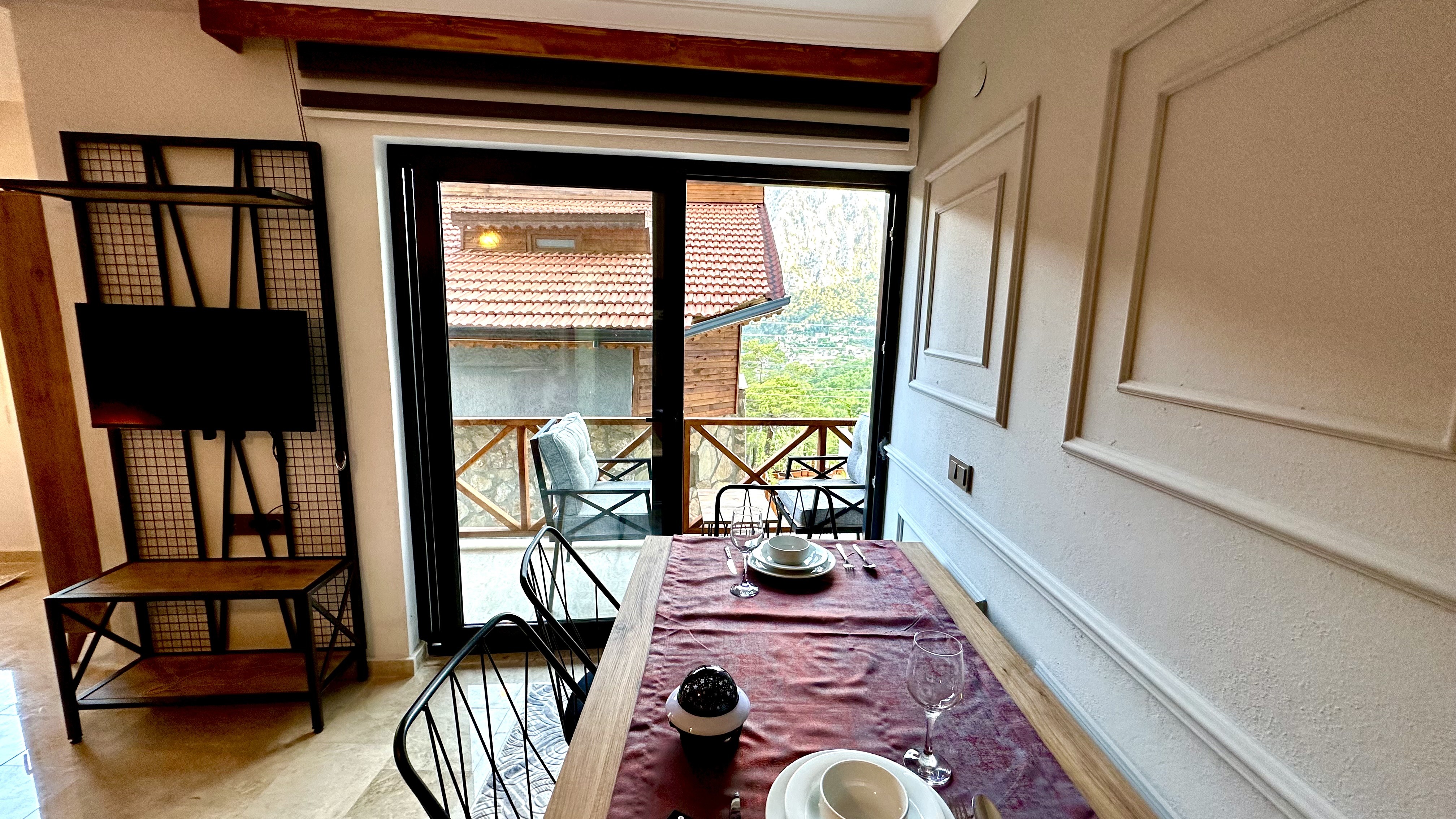 Stüdyo Dağ Manzaralı Oda